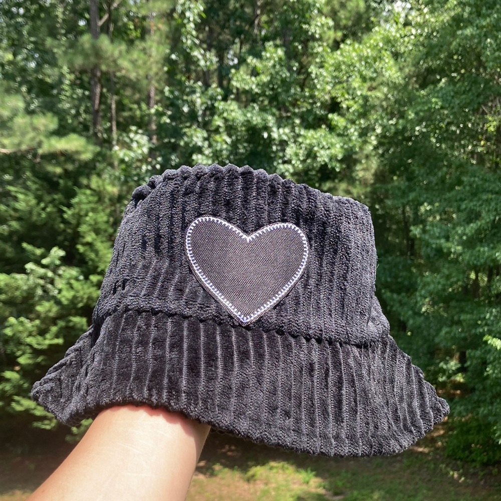 Black velvet bucket hat 🖤